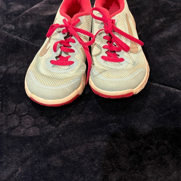 Girls Nike running shoes - Picture 2 of 6